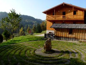 Blick auf das Meditationshaus vom Labyrinth aus