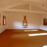 Unterer Seminarraum mit kleinem ökumenischem Altar